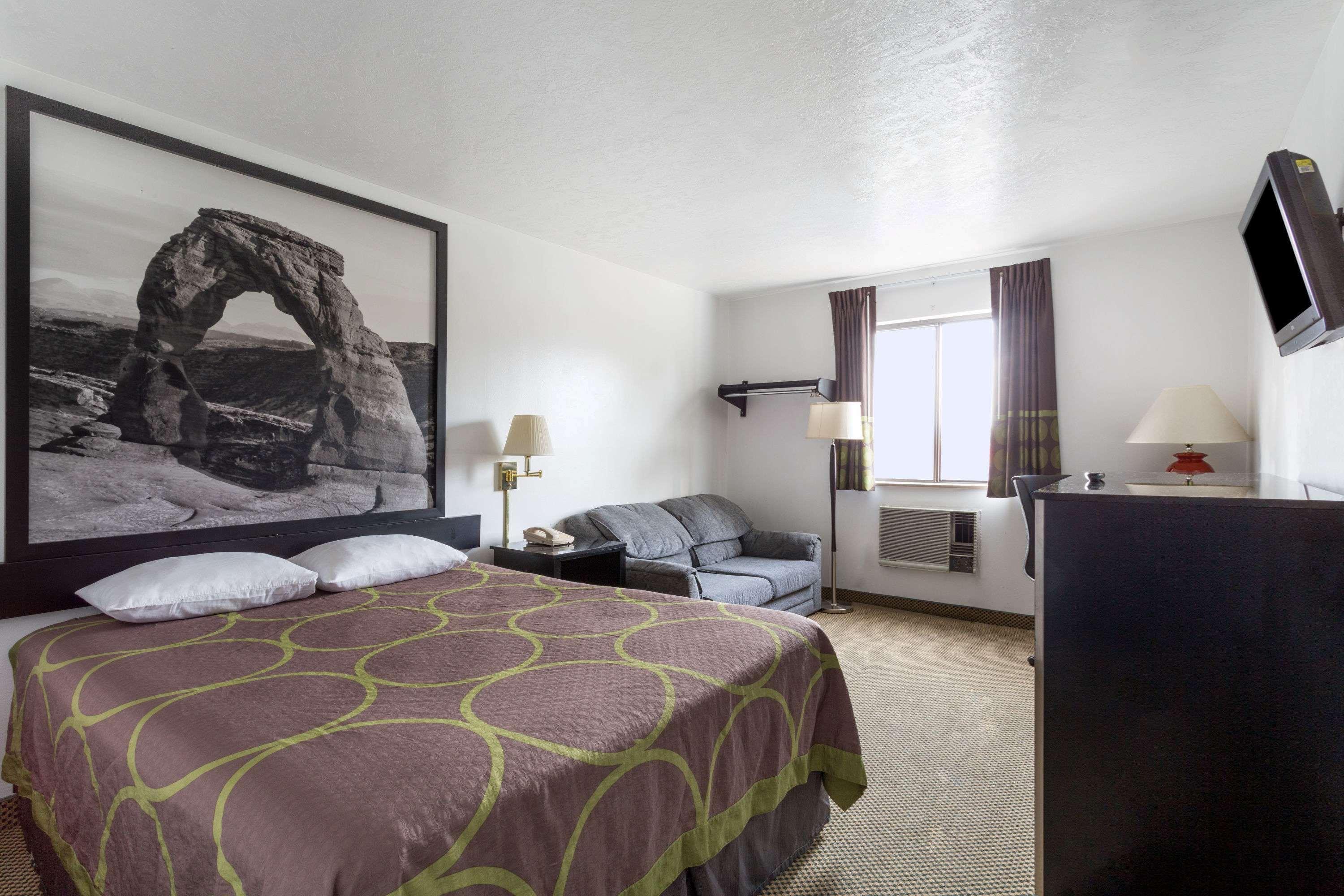 Super 8 By Wyndham Logan Hotel Luaran gambar