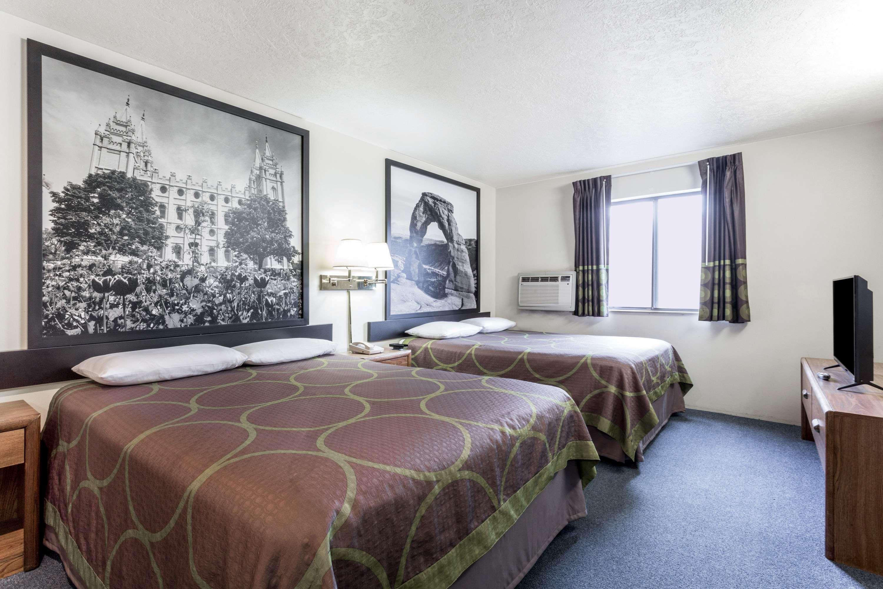 Super 8 By Wyndham Logan Hotel Luaran gambar
