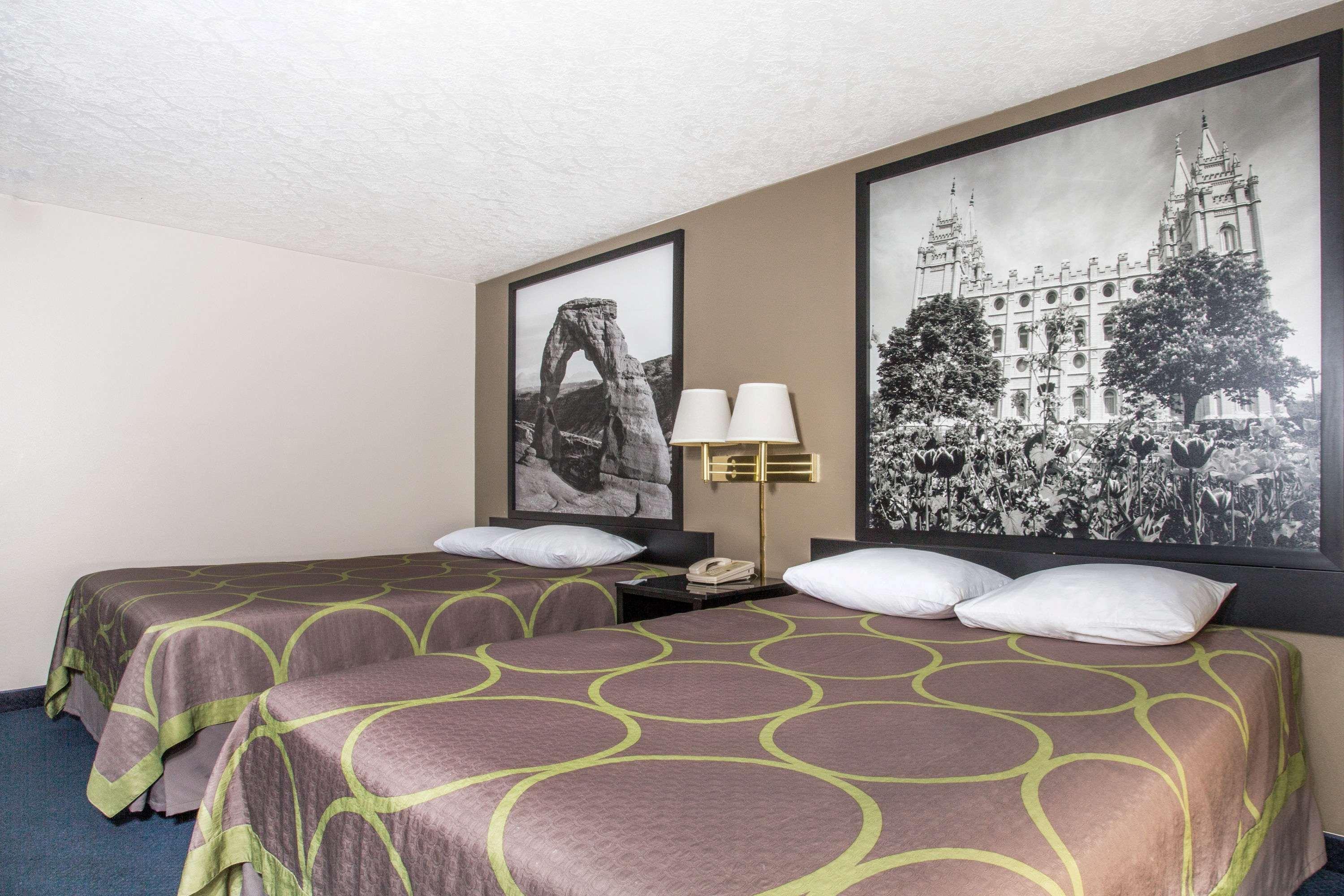 Super 8 By Wyndham Logan Hotel Luaran gambar
