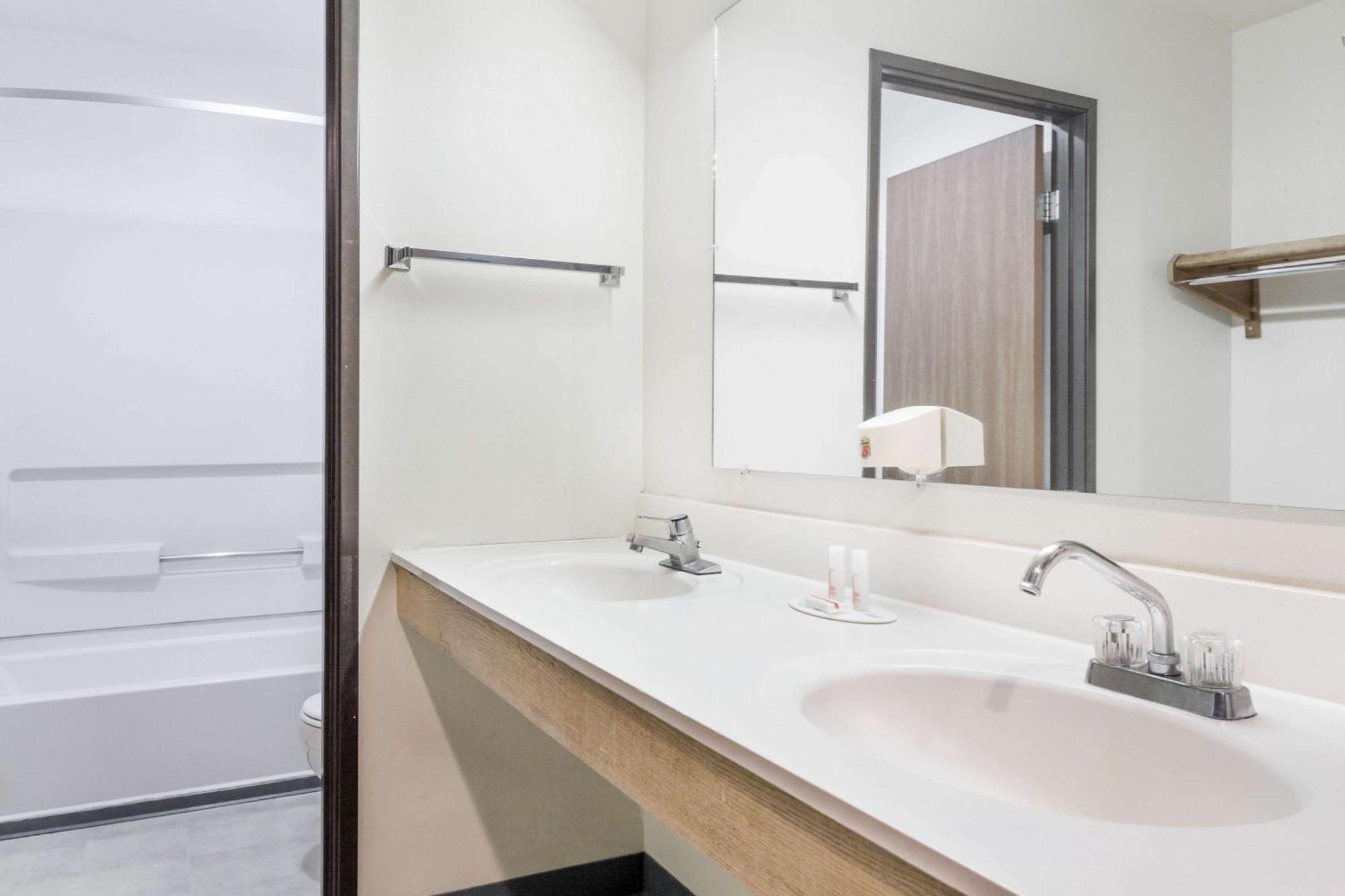Super 8 By Wyndham Logan Hotel Luaran gambar