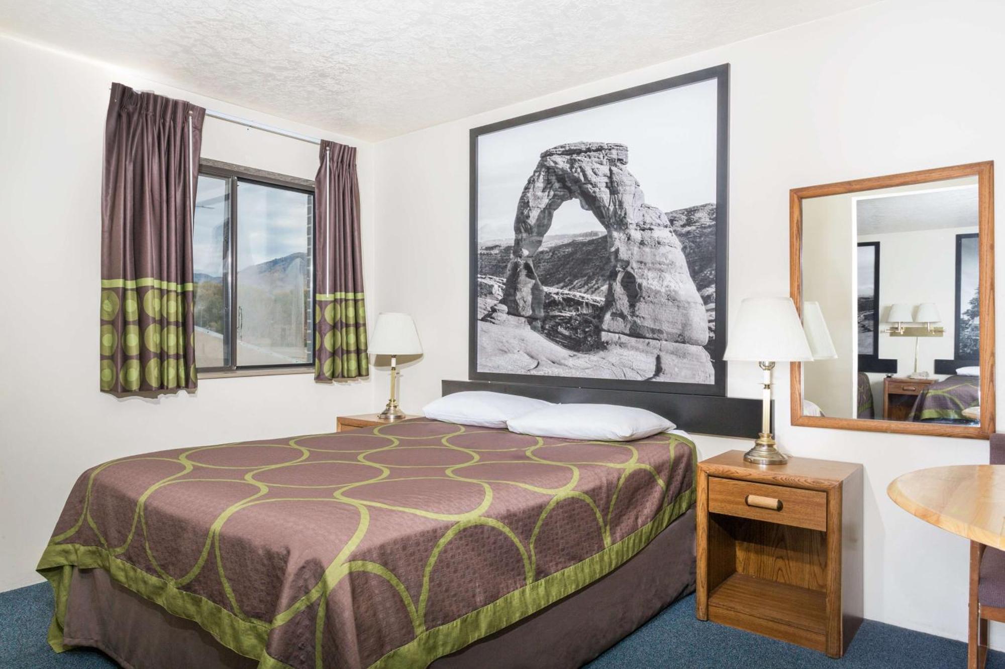 Super 8 By Wyndham Logan Hotel Luaran gambar