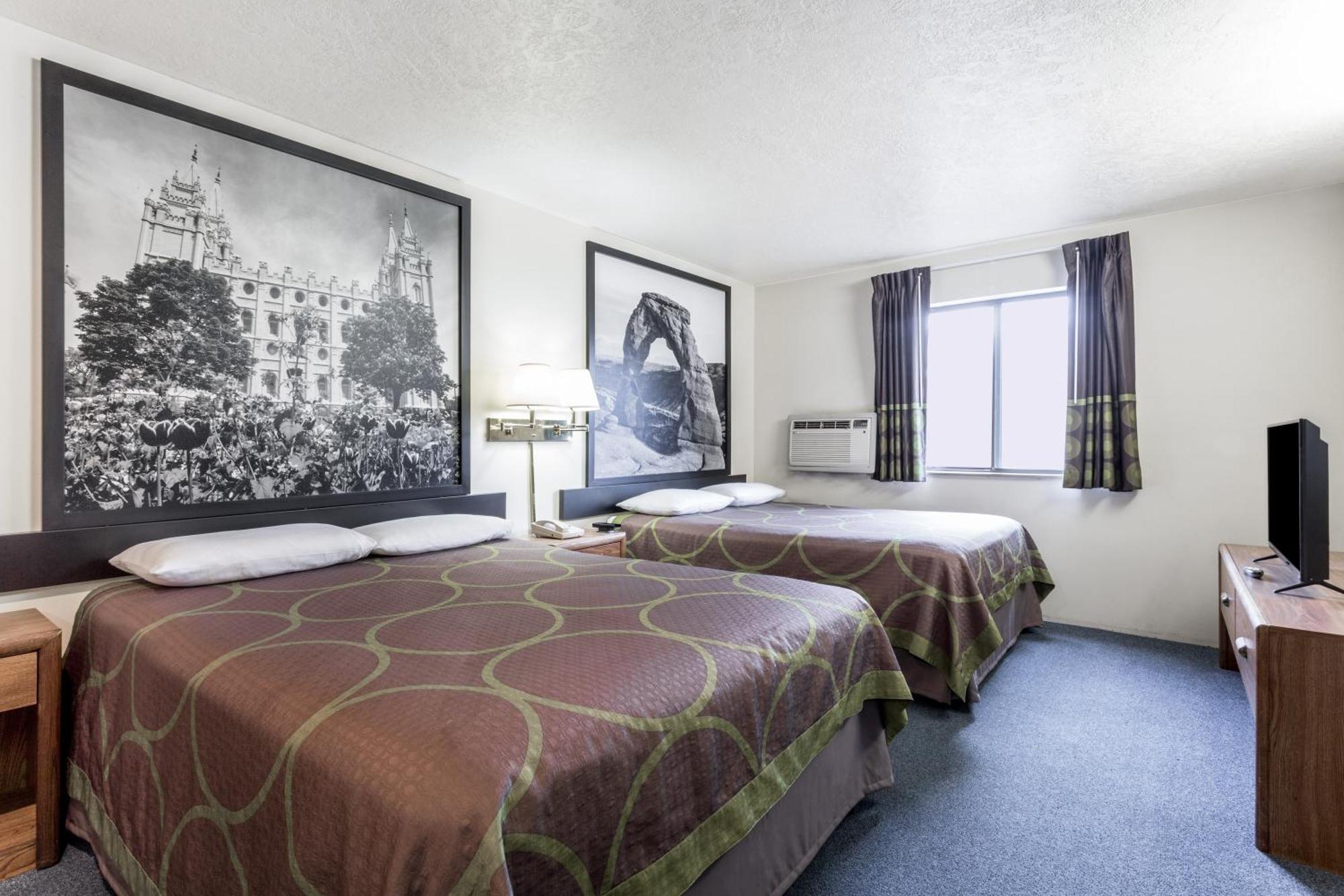 Super 8 By Wyndham Logan Hotel Luaran gambar