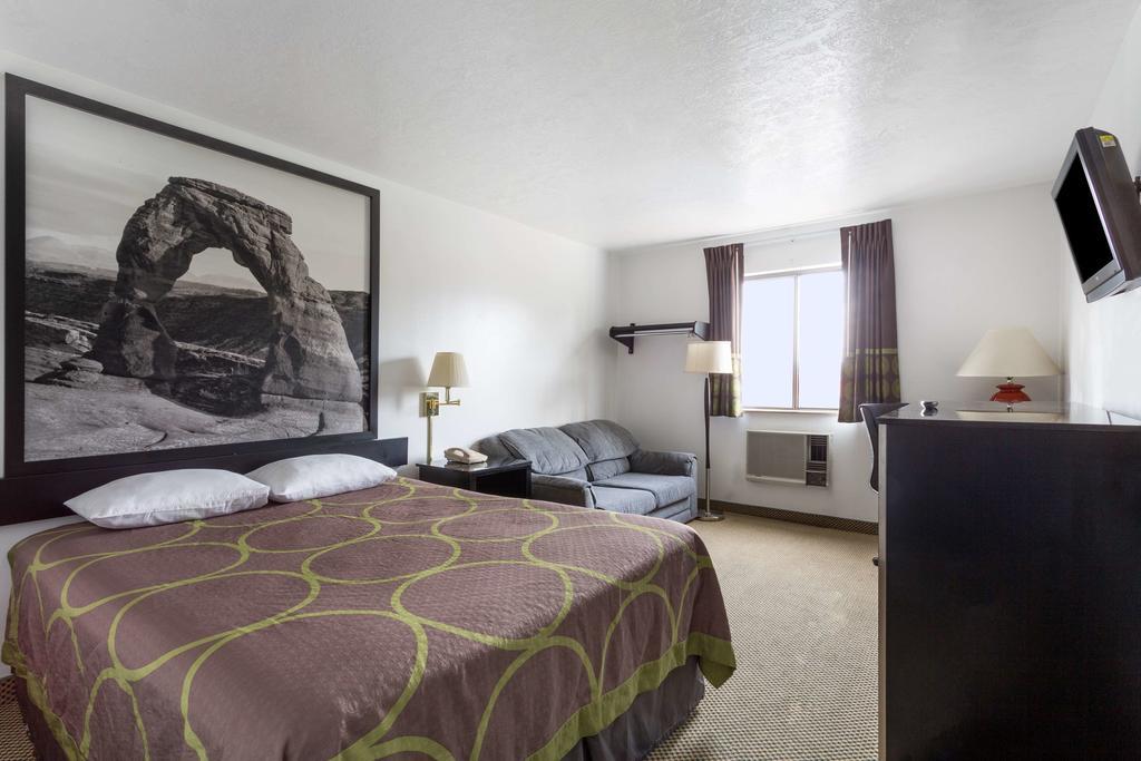 Super 8 By Wyndham Logan Hotel Luaran gambar