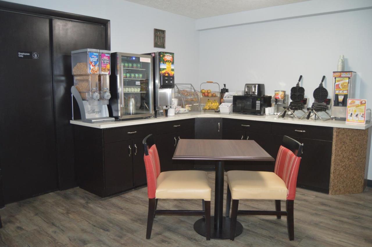 Super 8 By Wyndham Logan Hotel Luaran gambar