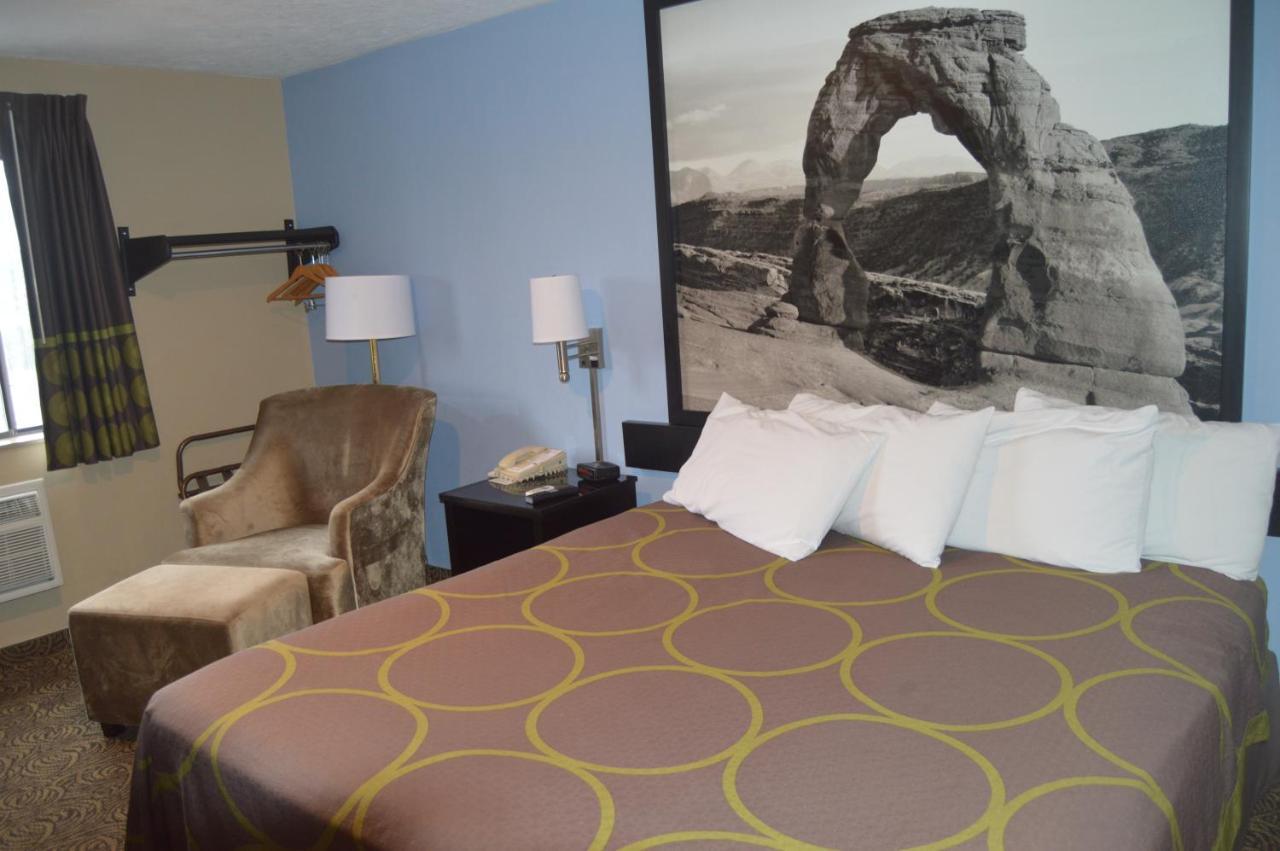 Super 8 By Wyndham Logan Hotel Luaran gambar