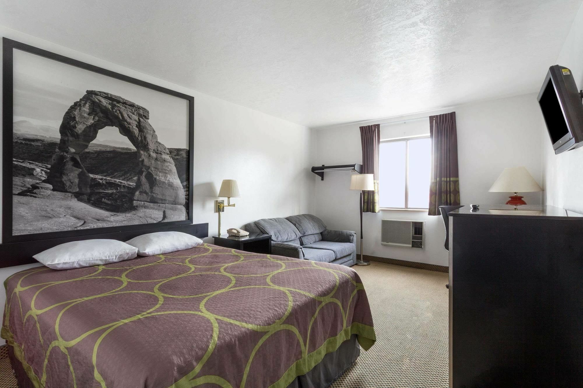 Super 8 By Wyndham Logan Hotel Luaran gambar